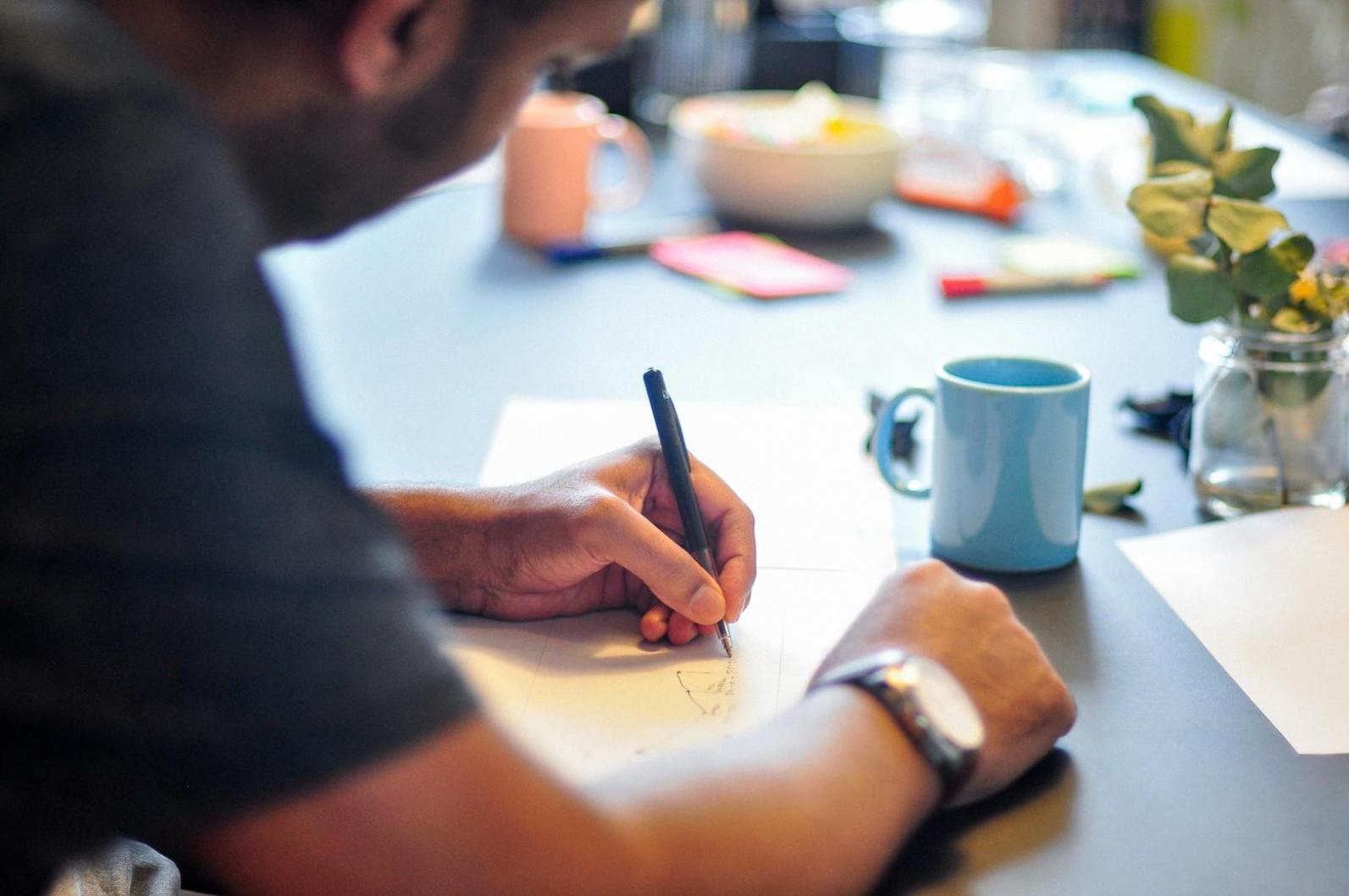 Espacio de trabajo con documentos financieros y planificación empresarial